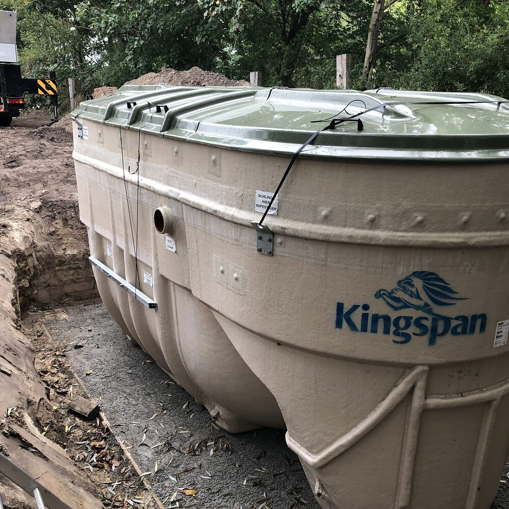 Ansicht einer kleinen Kläranlage, vor dem Einbau von Kingspan.