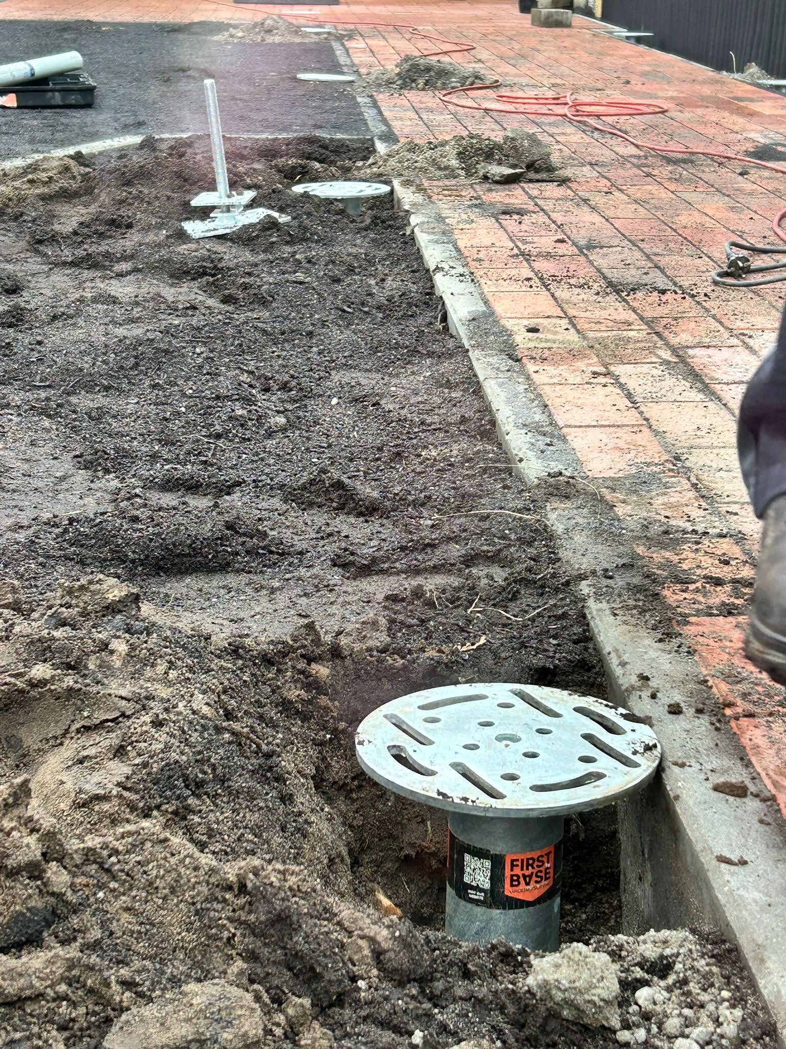 Schrauben für das Fundament sind gesetzt